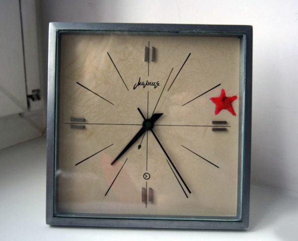 Russian Desk Clock Molnija Red Star USSR 1965